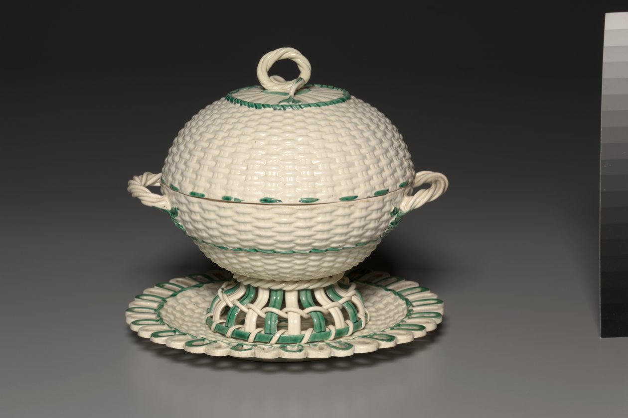 Mand bedekt met vlechtwerk op standaard, gemaakt door de Wedgwood-fabriek, ca. 1780-1840 door Unbekannt