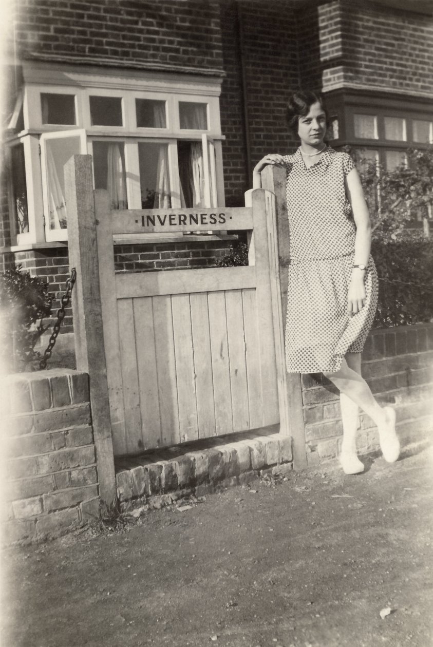 Vrouw buiten de Inverness B&B, Broadstairs, Kent, ca. 1920s door Unbekannt