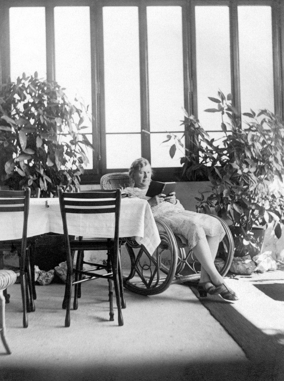 Vrouw zittend in een schommelstoel, lezend een boek. Ca. 1915 Duitsland Historische foto, vrouw lezend, ca. 1915 door Unbekannter Künstler