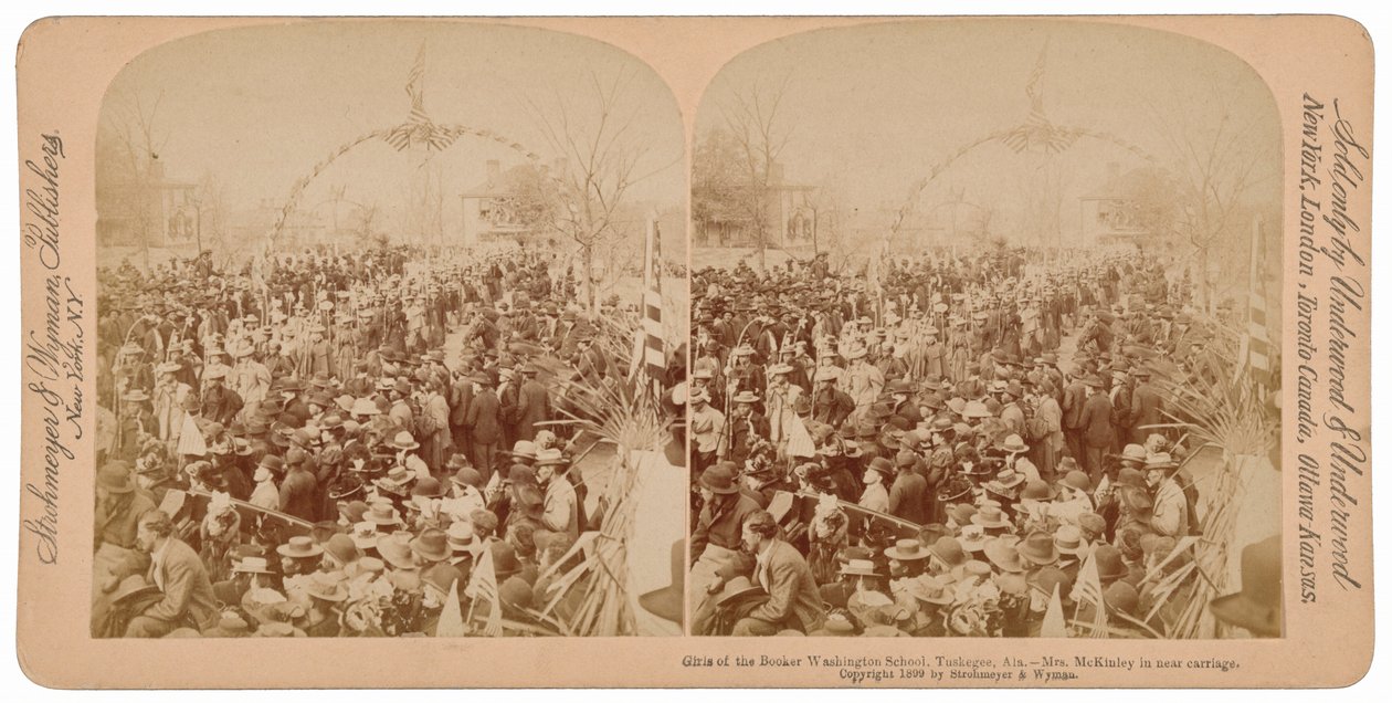 "Meisjes van Booker T. Washington School, Tuskegee, Alabama, Mrs. McKinley in bijzijn van koets",1899 (foto) door Underwood & Underwood