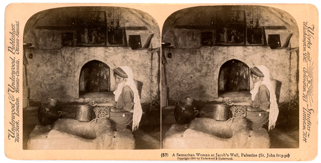 Een Samaritaanse vrouw bij de bron van Jakob, Palestina, 1900 door Underwood and Underwood