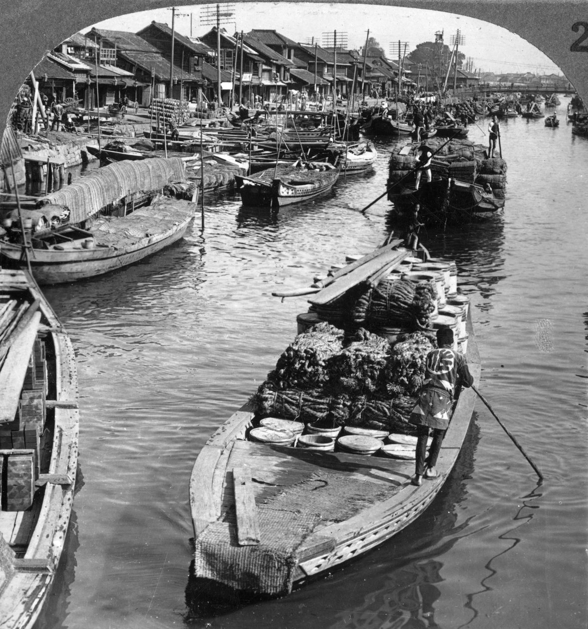 Een drukke vrachtkanaal in Tokio, Japan, 1904 door Underwood and Underwood