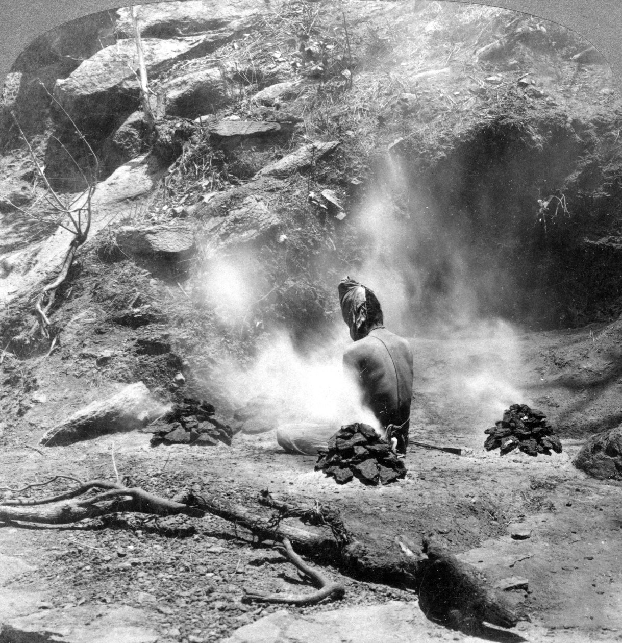 Een kluizenaar doet boetedoening bij Gem Lake, Mount Abu, India, 1903 door Underwood and Underwood