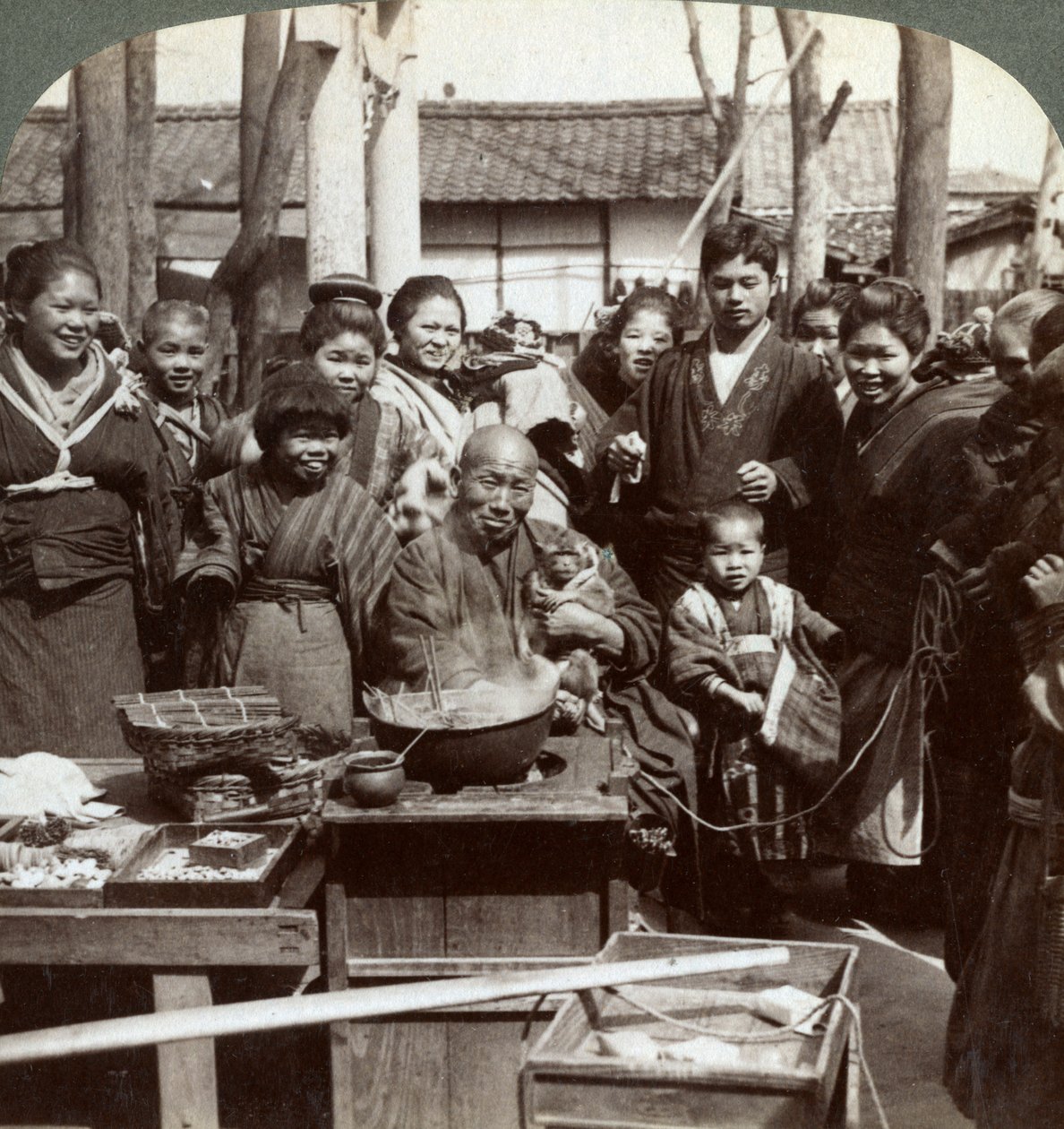 Een straatartiest met een aap die het publiek amuseert, Kobe, Japan, 1896 door Underwood and Underwood