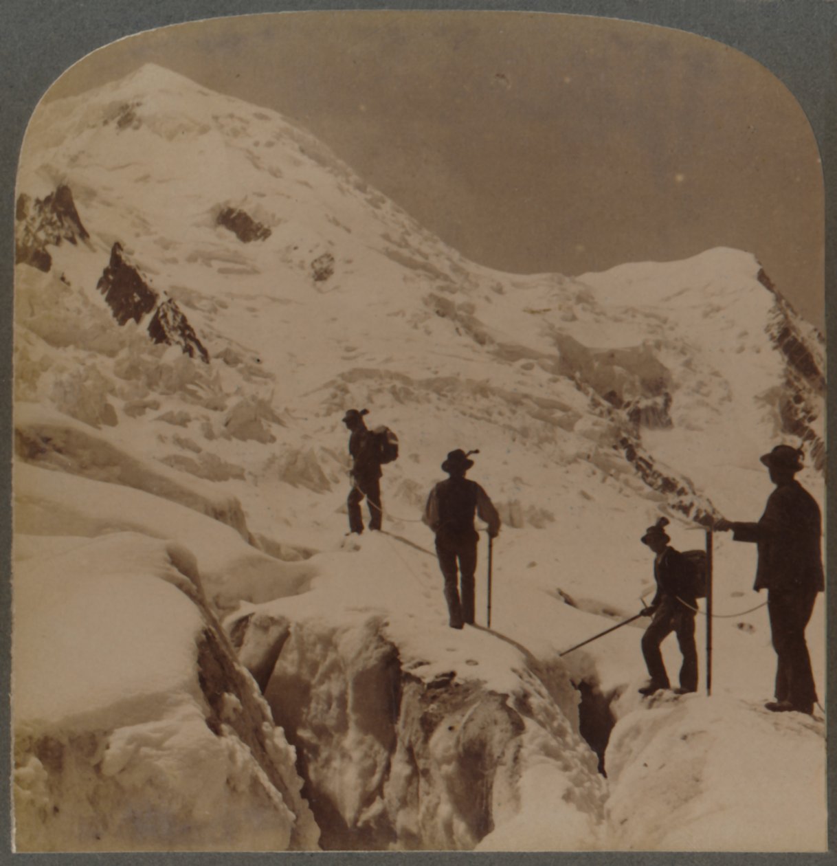 Beklimming van de Mont Blanc - oversteek van de Bossons-gletsjer - Grands Mulets in de verte, Alpen, 1901 door Underwood and Underwood