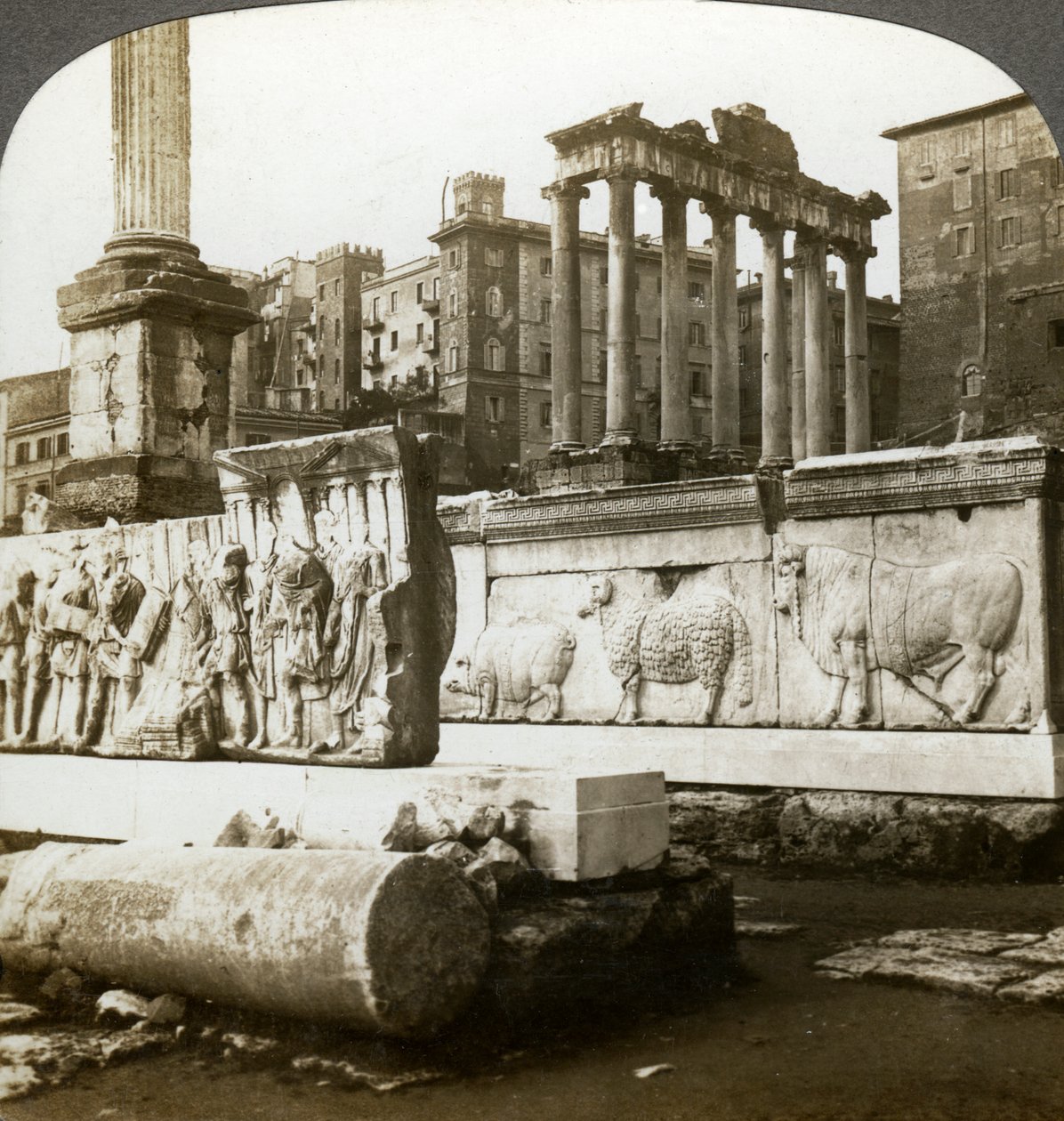 Bas-reliëfs van Trajanus en de Zuil van Phocas in het Forum, Rome, Italië door Underwood and Underwood