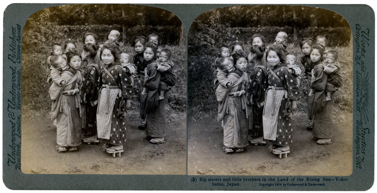 Grote zussen en kleine broers in het Land van de Rijzende Zon, Yokohama, Japan, 1904 door Underwood and Underwood