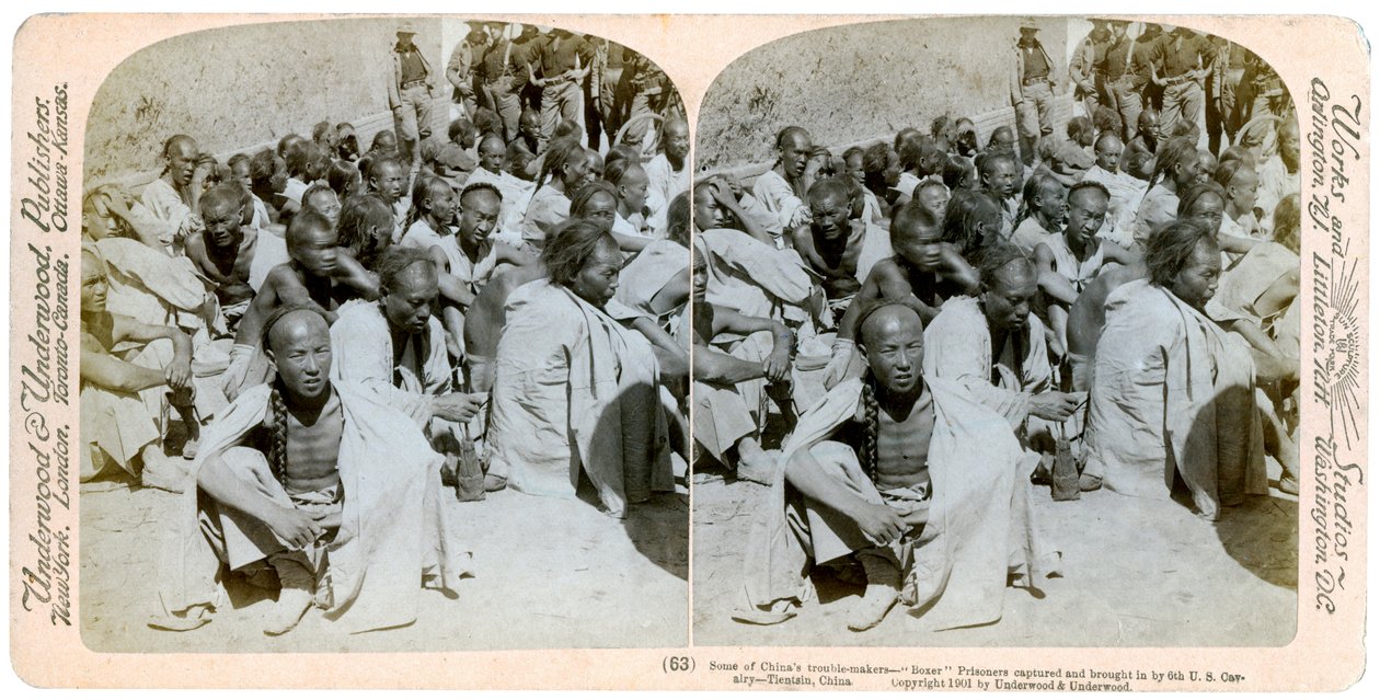Boksergevangenen gevangen en binnengebracht door de Amerikaanse 6e Cavalerie, Tientsin, China, 1901 door Underwood and Underwood