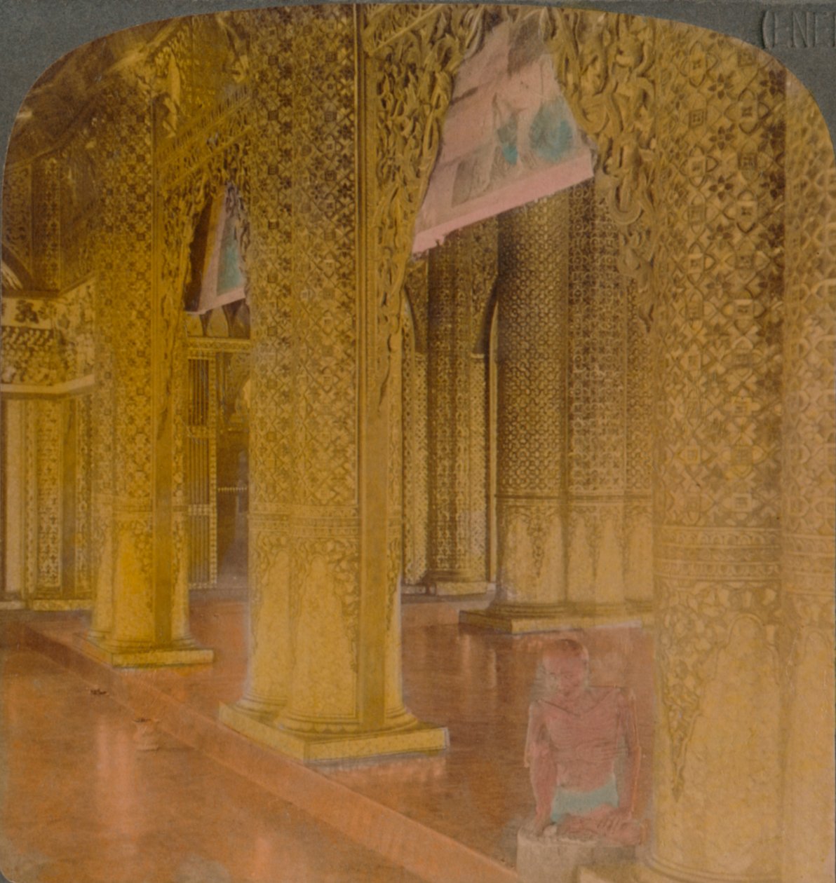 Boeddhistische tempelinterieur met kostbare decoraties in goud en kleuren, Moulmein, Birma, 1907 door Underwood and Underwood