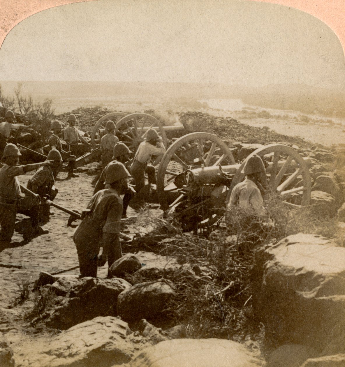 Cape Garrison artillerie maakt het heet voor de Boeren aan de Modderrivier, Zuid-Afrika, 1900 door Underwood and Underwood