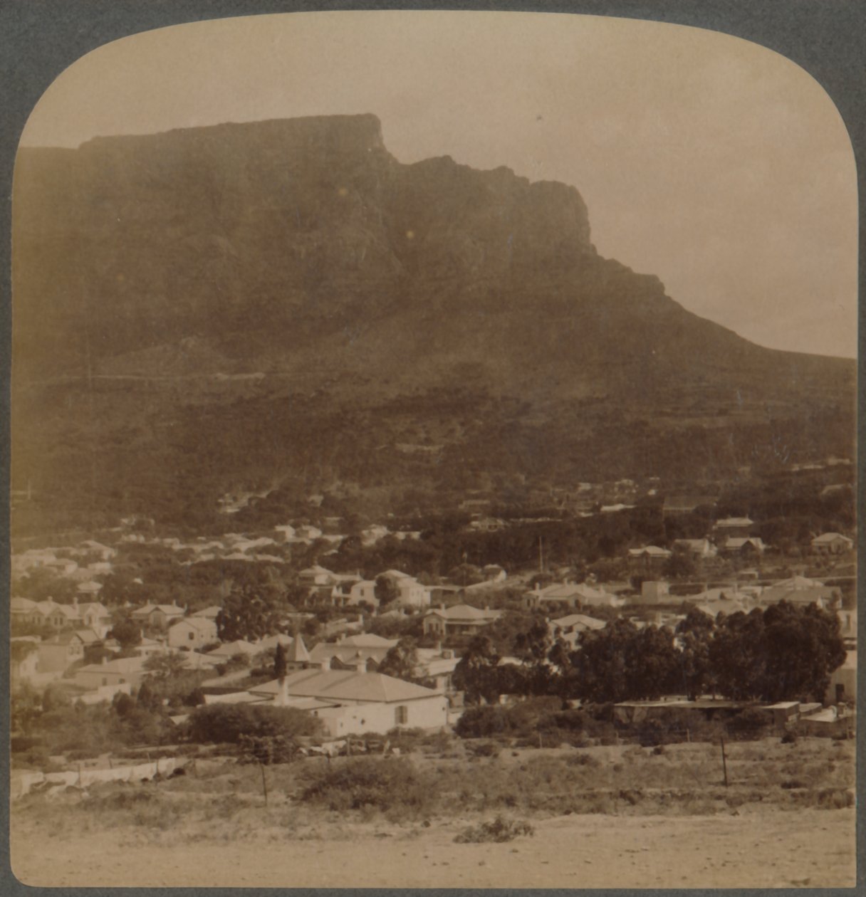 Kaapstad en de Tafelberg, west vanaf de voet van Signal Hill, Zuid-Afrika, 1902 door Underwood and Underwood
