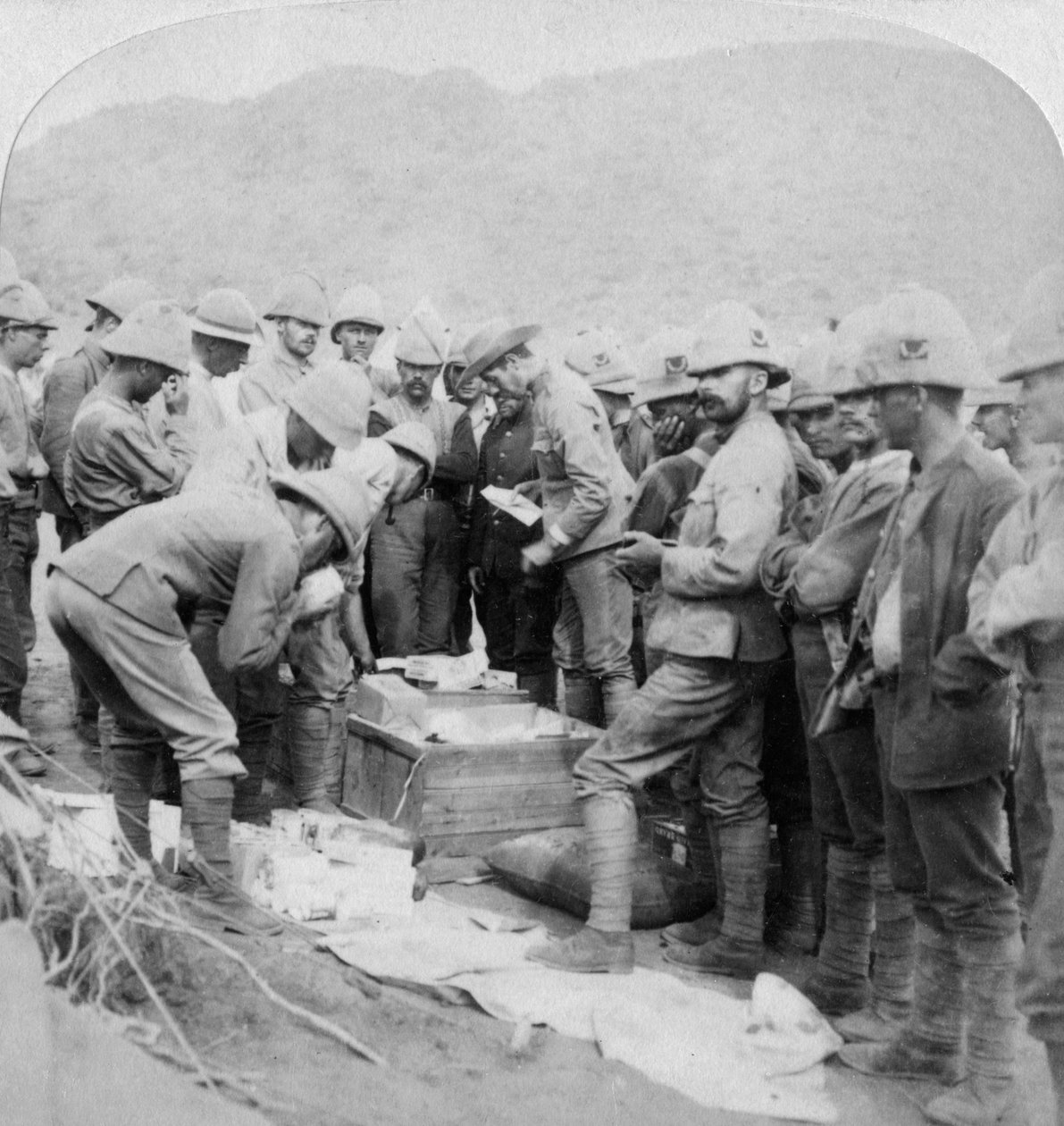 Kerstcadeaus van thuis, aan de troepen met Methuen bij Modderrivier, Zuid-Afrika door Underwood and Underwood