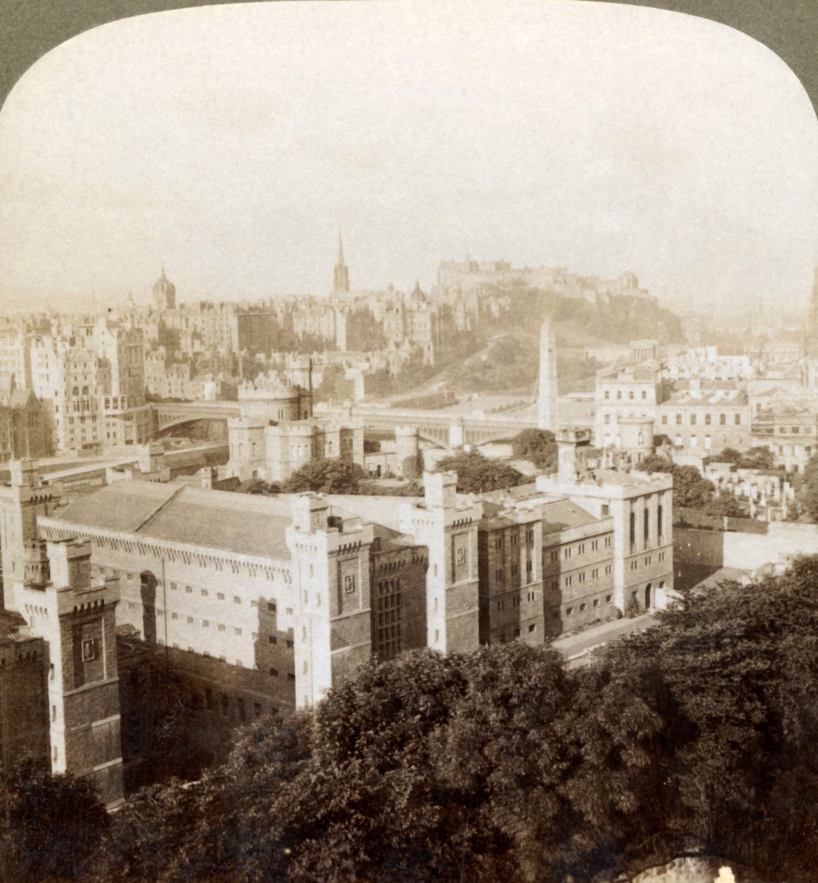 Edinburgh, vanaf Calton Hill, ZW naar het Kasteel, over oude begraafplaats, Schotland, 1902 door Underwood and Underwood