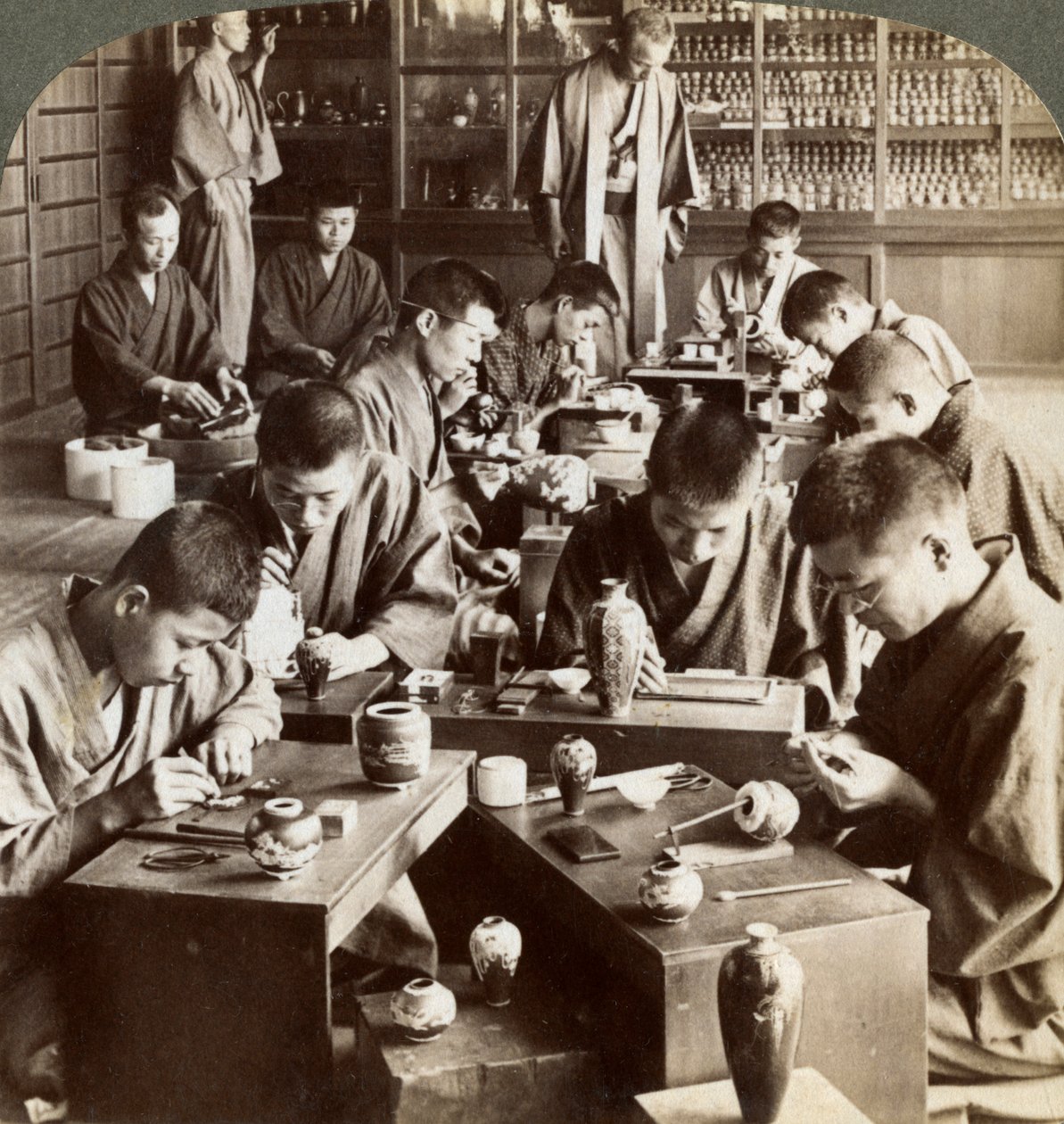 Deskundige arbeiders die ontwerpen maken in cloisonné, Kyoto, Japan, 1904 door Underwood and Underwood