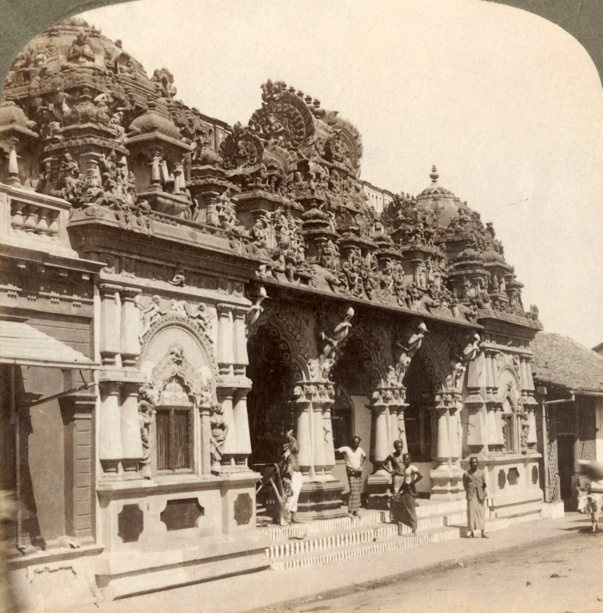 Fijn gesneden ornamenten van een hindoe-boeddhistische tempel, Colombo, Ceylon, 1902 door Underwood and Underwood
