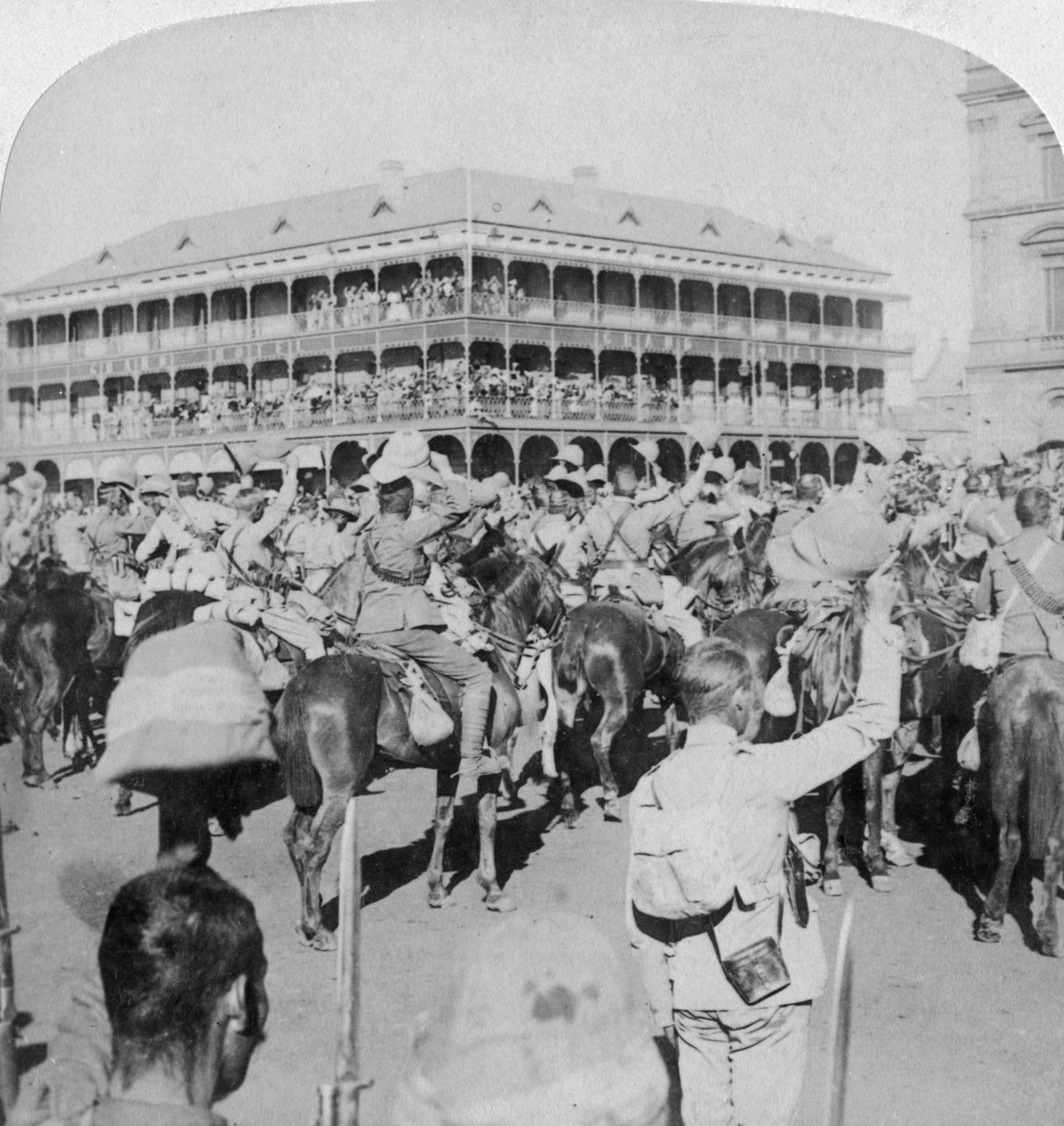 Veldmaarschalk Lord Roberts en staf juichen de koningin toe, Pretoria, Zuid-Afrika, 5 juni 1900 door Underwood and Underwood