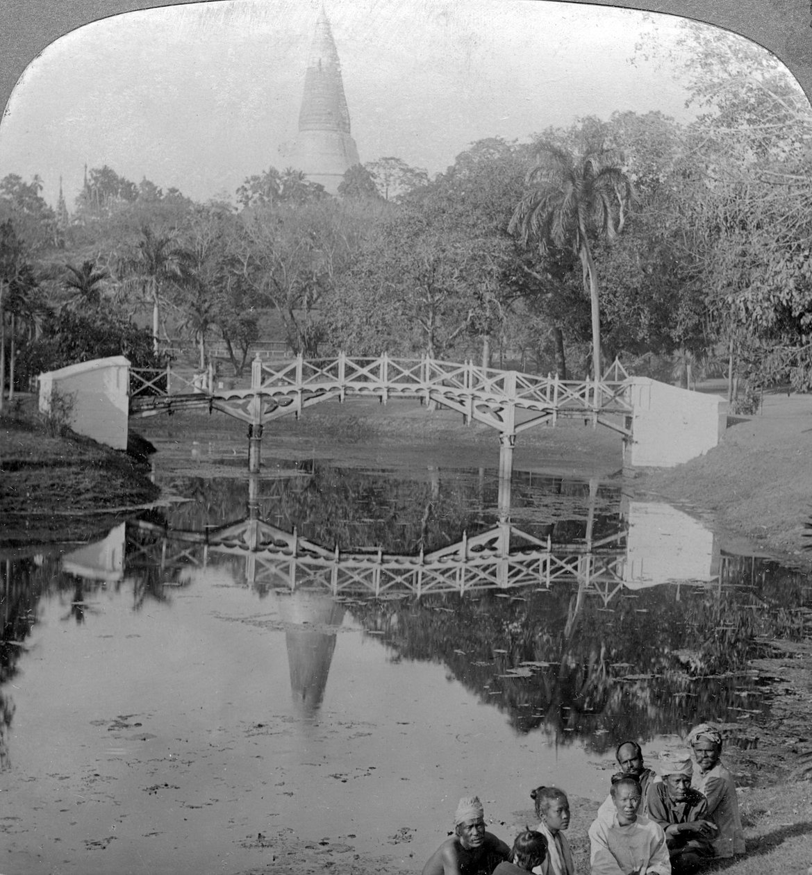 Fortuinen tuinen en de Shwedagon Pagode, Rangoon, Birma door Underwood and Underwood