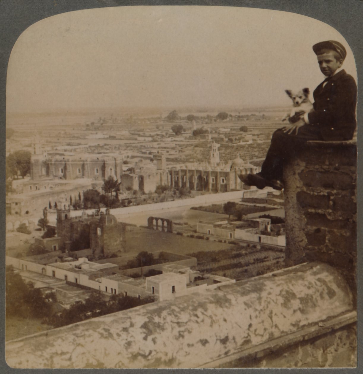 Vanaf de kathedraal van San Francisco, op de grootste Azteekse piramide, uitkijkend over Cholula, Mexico, 1901 door Underwood and Underwood