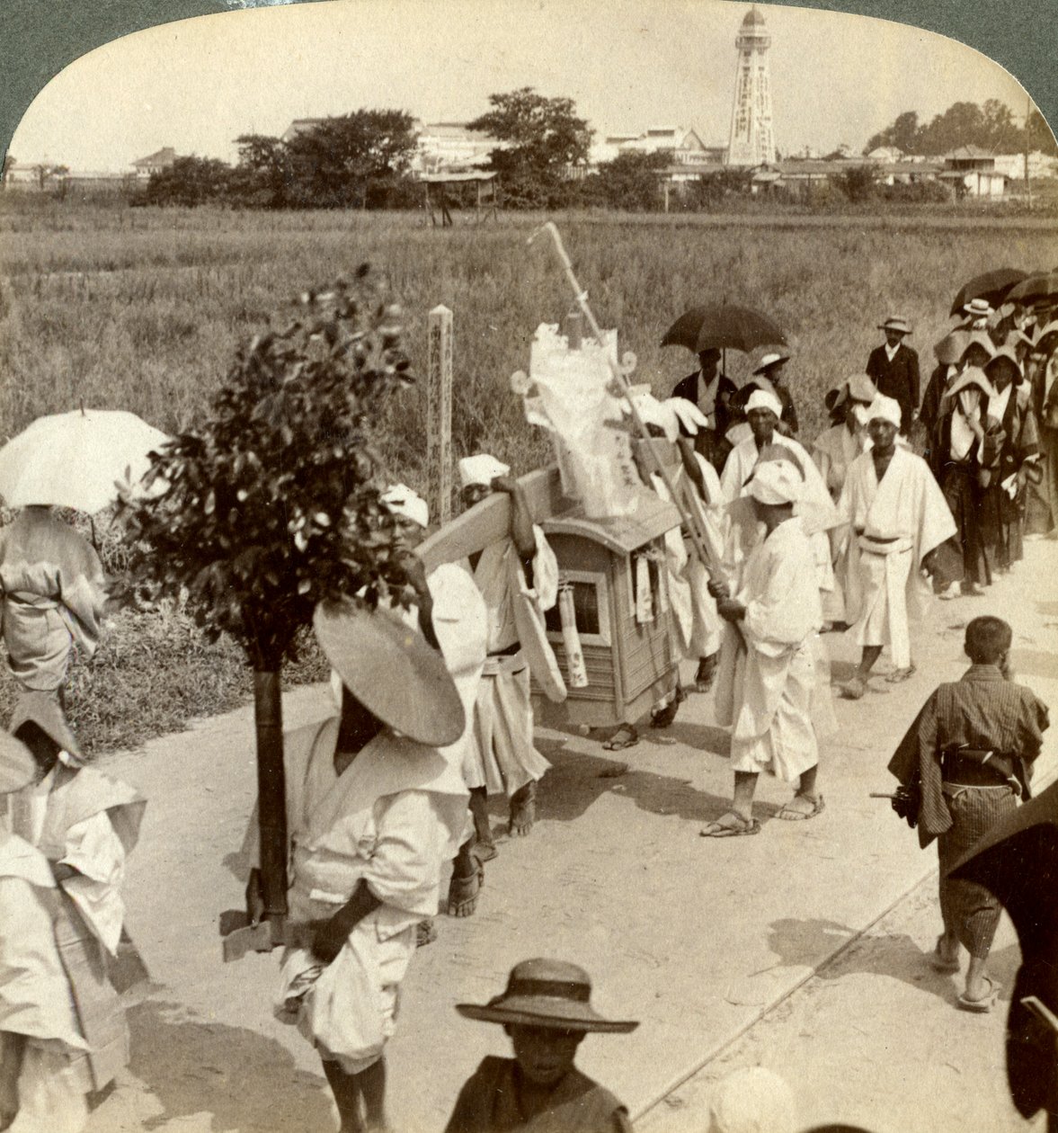 Begrafenisstoet van een rijke boeddhist, op weg naar Sakai, kijkend naar Osaka, Japan, 1904 door Underwood and Underwood