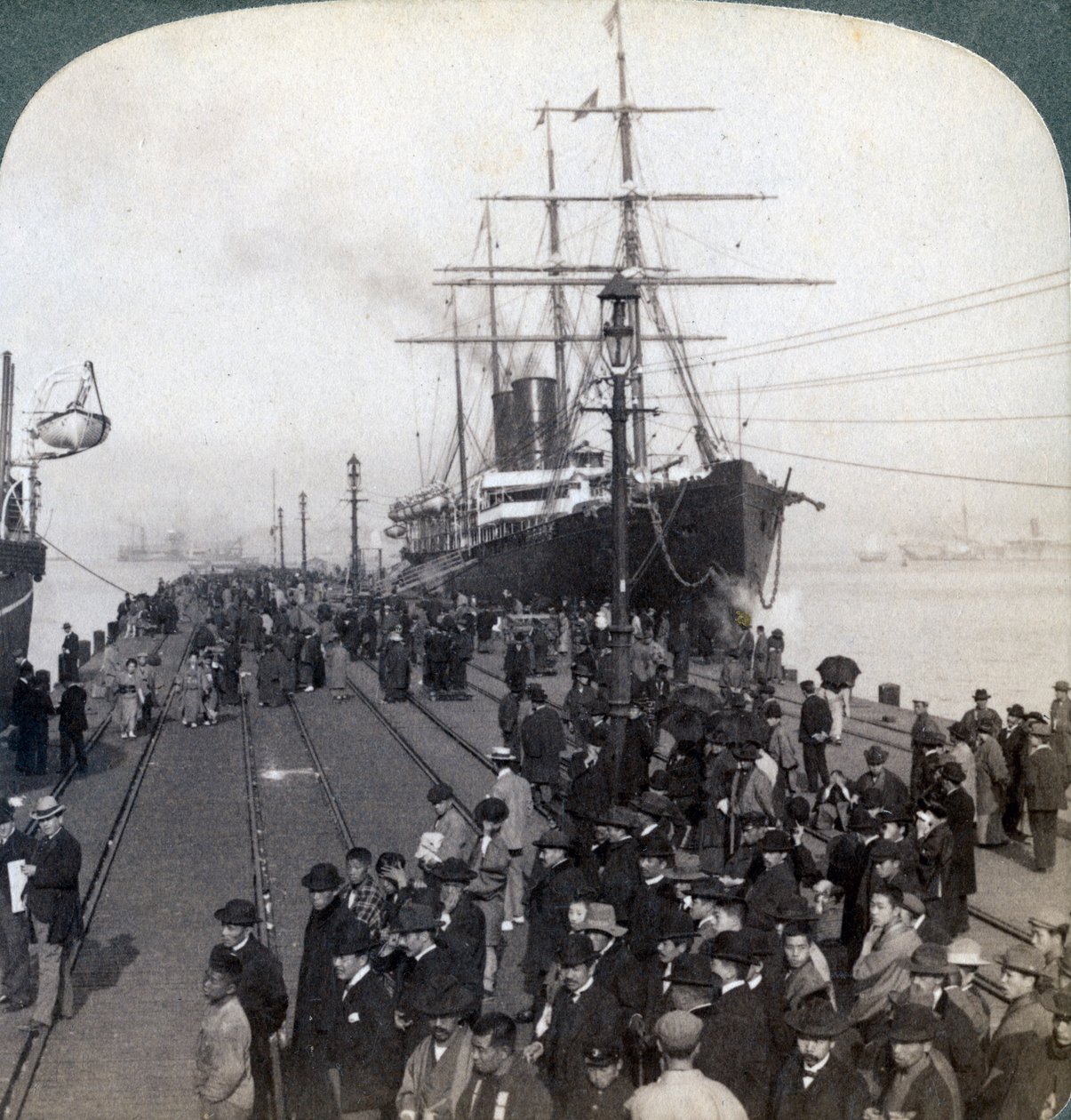 Groeten voor nieuwkomers op de pier naast de Pacific Mail SS China, in Yokohama, Japan, 1904 door Underwood and Underwood