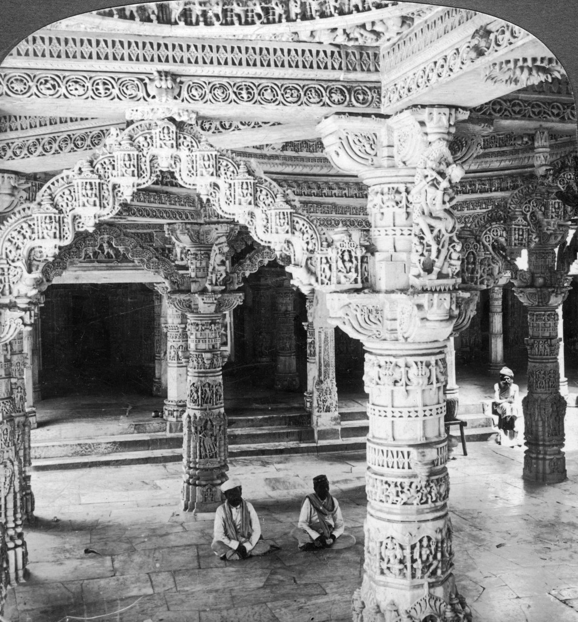 Interieur van de Tempel van Vimala Sah, Mount Abu, India, 1903 door Underwood and Underwood