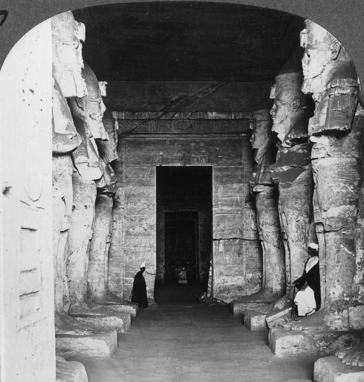 Interieur van de uit de rots gehouwen tempel van Abu Simbel, Egypte, 1905 door Underwood and Underwood