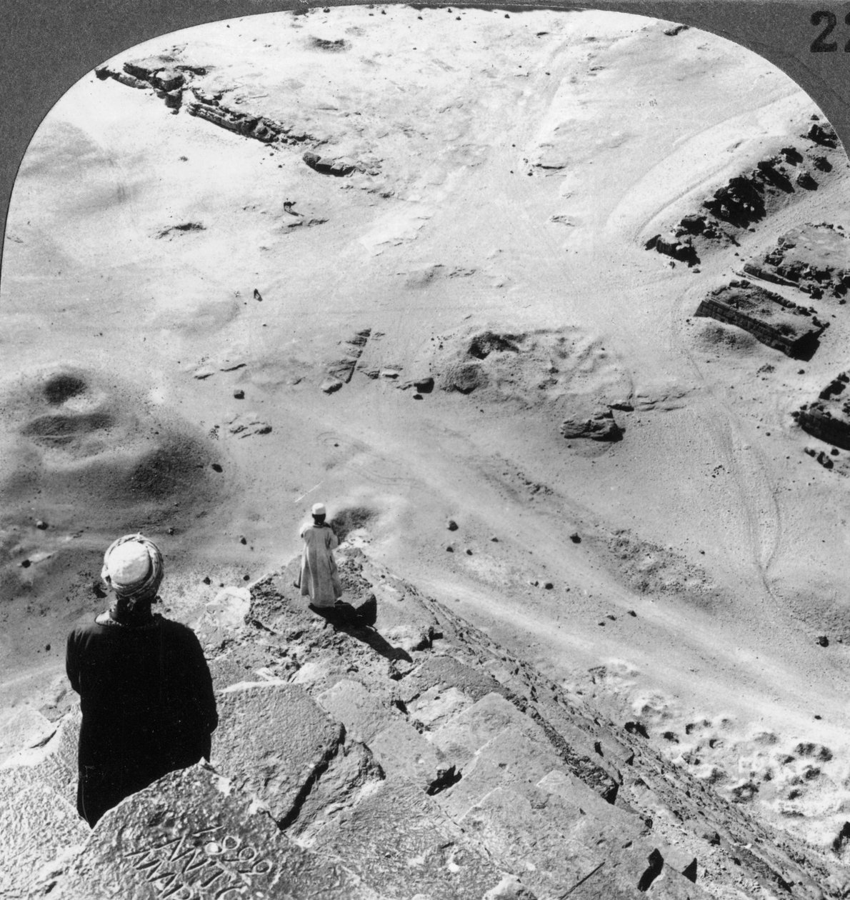 Kijkend naar de zuidwestelijke hoek van de Grote Piramide, Egypte, 1905 door Underwood and Underwood