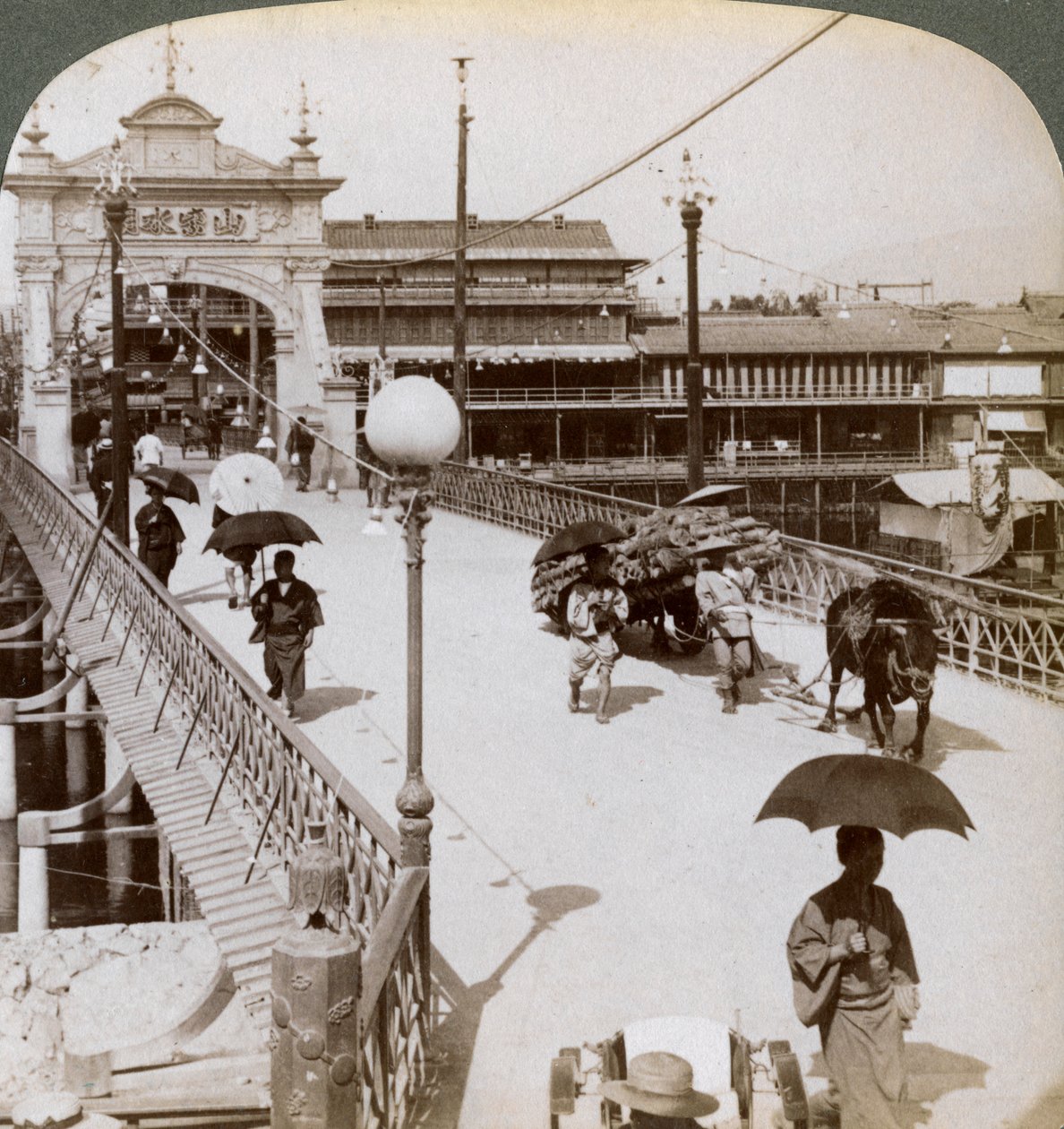 Kijkend naar het westen over de Kamo Rivier Kamogawa bij de Shijo brug, Kyoto, Japan, 1904 door Underwood and Underwood