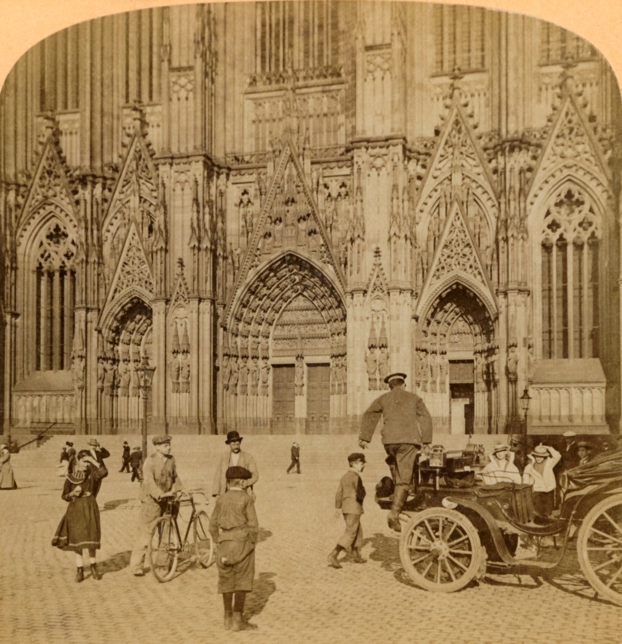 Hoofdingang en rijkelijk versierde gevel, Kathedraal, Keulen, Duitsland, 1902 door Underwood and Underwood