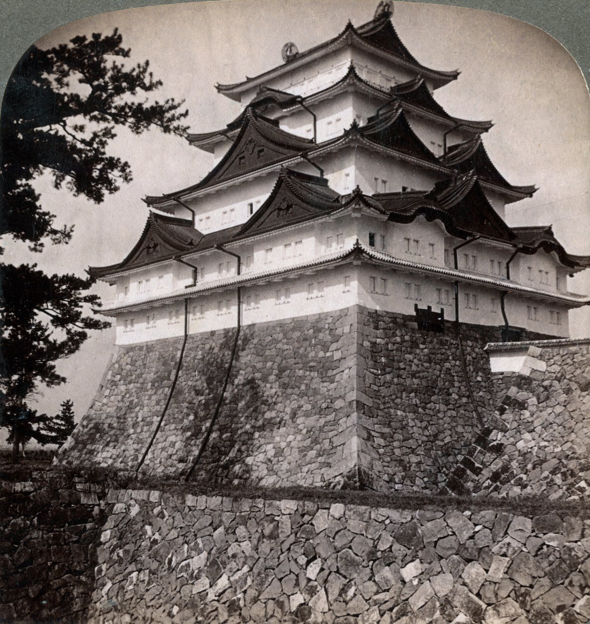 Middeleeuws ommuurd kasteel van Japanse prinsen, af en toe gebruikt door de Mikado Nagoya, Japan, 1896 door Underwood and Underwood