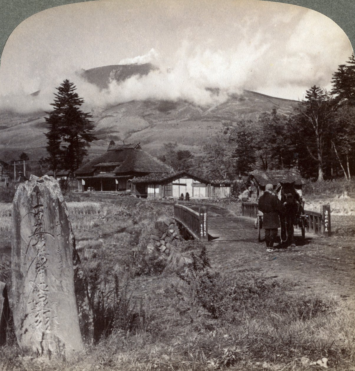 Mount Asama Asamayama, Japans grootste actieve vulkaan, noordwest van Katsukake, 1904 door Underwood and Underwood