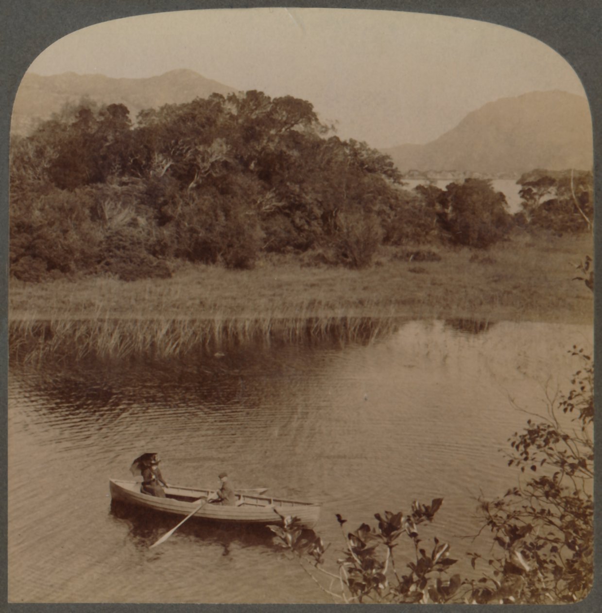 Op het Bovenmeer van het mooie Killarney, Ierland, 1901 door Underwood and Underwood