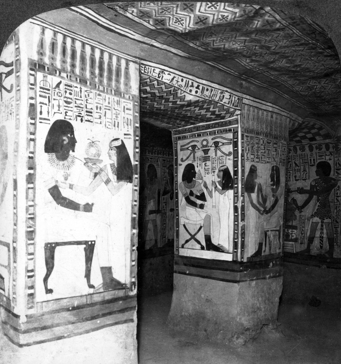 Geschilderde grafkamer uitgehouwen in de rotsen van de kliffen bij Thebe, Egypte door Underwood and Underwood