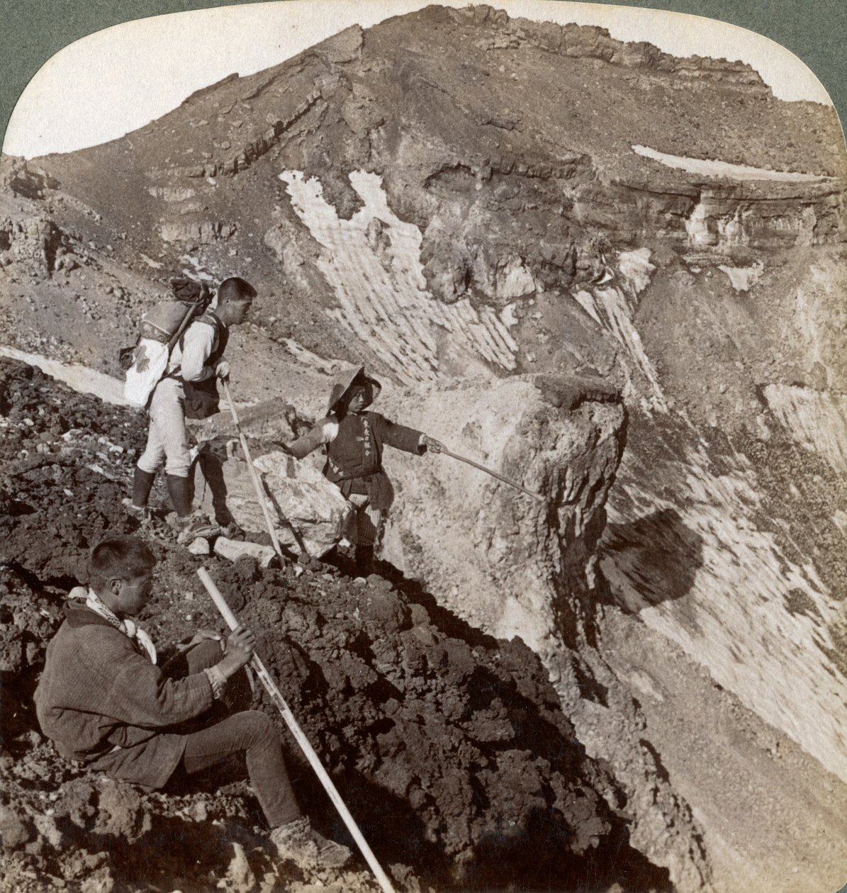 Kijkend vanaf de met lava bedekte rand naar de krater van de Fuji, Japan, 1904 door Underwood and Underwood