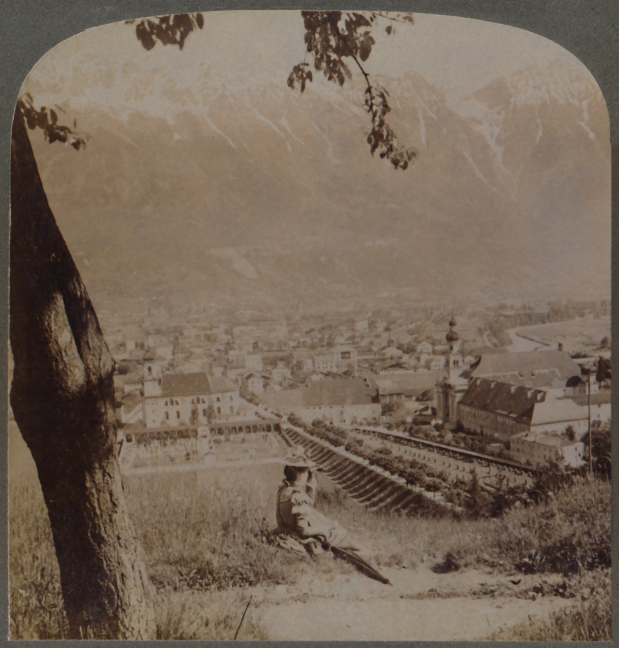 Pittoresk Innsbruck, de hoofdstad van Tirol, Oostenrijk - Onder de strenge Beierse Alpen, 1898 door Underwood and Underwood