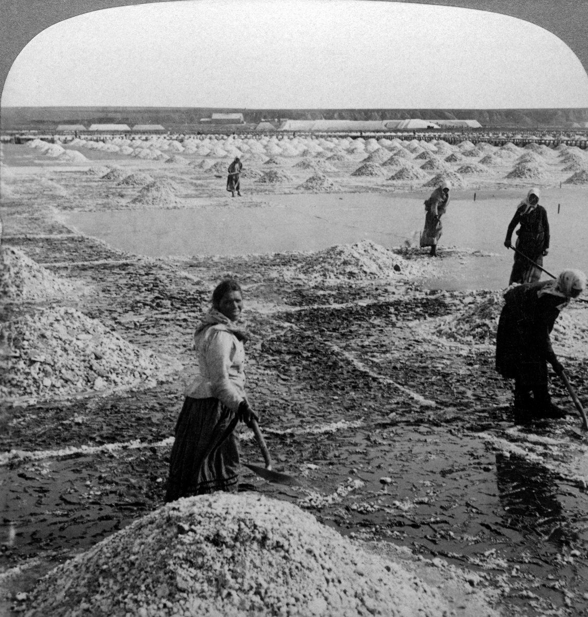 Reservoir na verdamping, het omkeren van de zoutvelden, Solinen, Rusland door Underwood and Underwood
