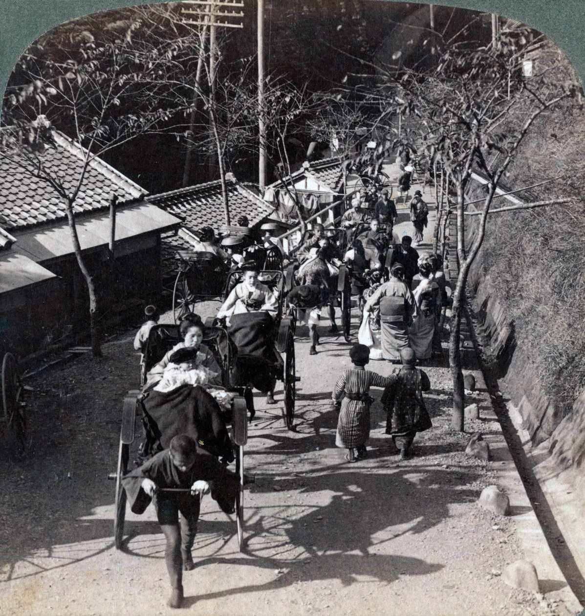Rijden naar de Daijingu-tempel, voor het Shinto-festival van aanbidding van de zonnegodin, Yokohama, Japan, 1904 door Underwood and Underwood
