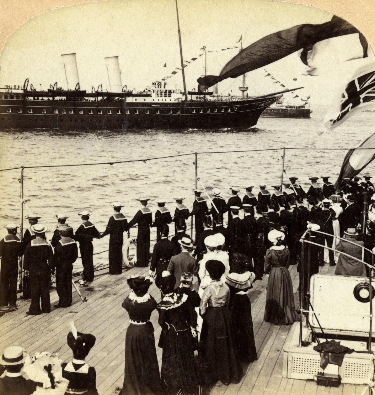 Koninklijk jacht passeert het slagschip HMS Nile, Kroningsreview, Spithead, Hampshire, 1902 door Underwood and Underwood