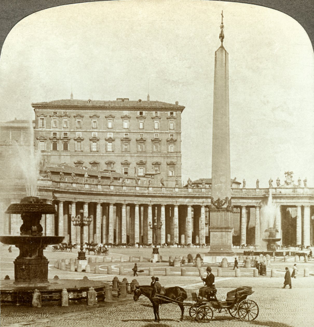 Het Vaticaanse paleis vanaf het Sint-Pietersplein, Rome, Italië door Underwood and Underwood