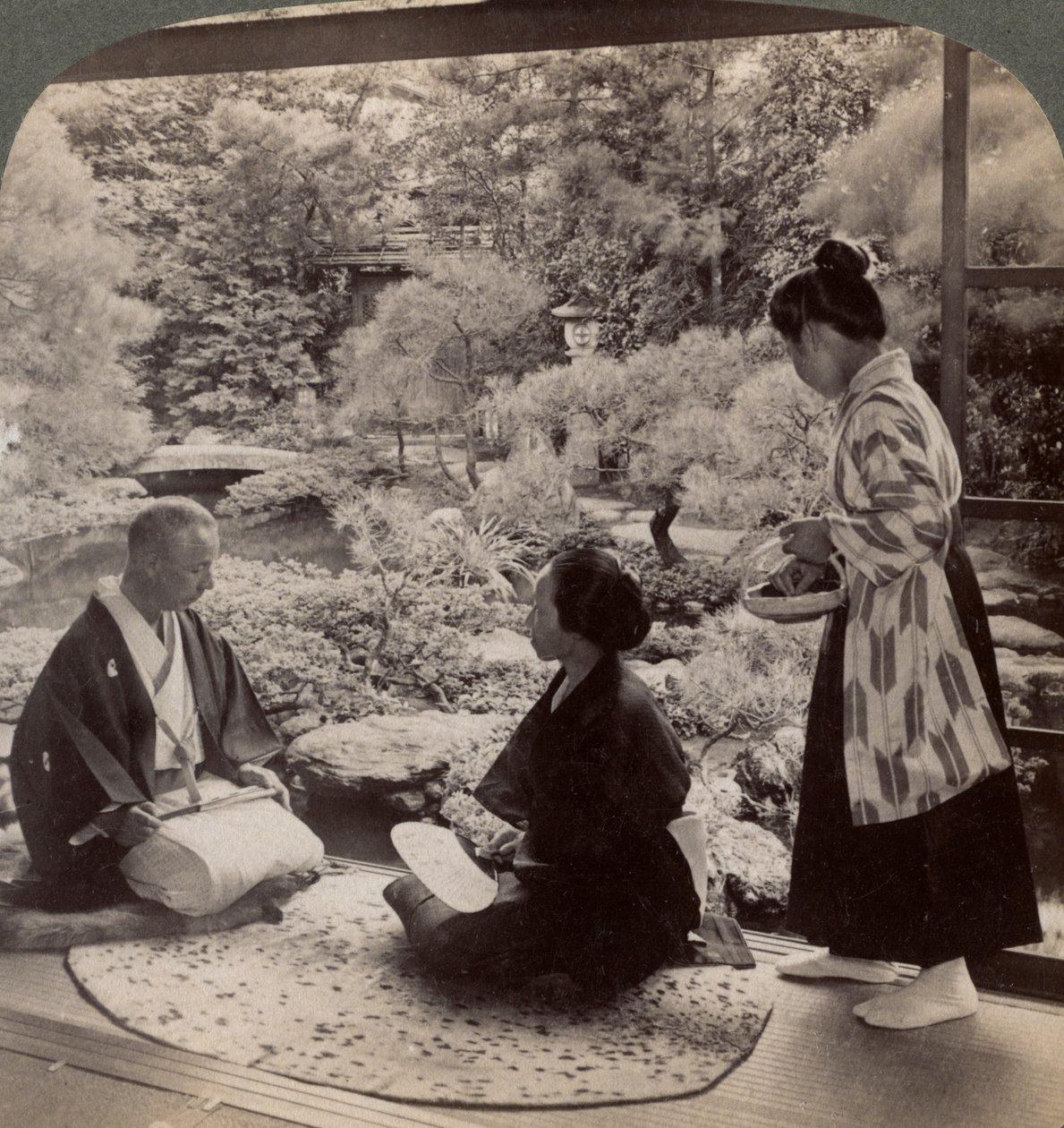 De tuinen van het huis van de heer Y Namikawa, leider in de kunstindustrieën, Kyoto, Japan, 1904 door Underwood and Underwood