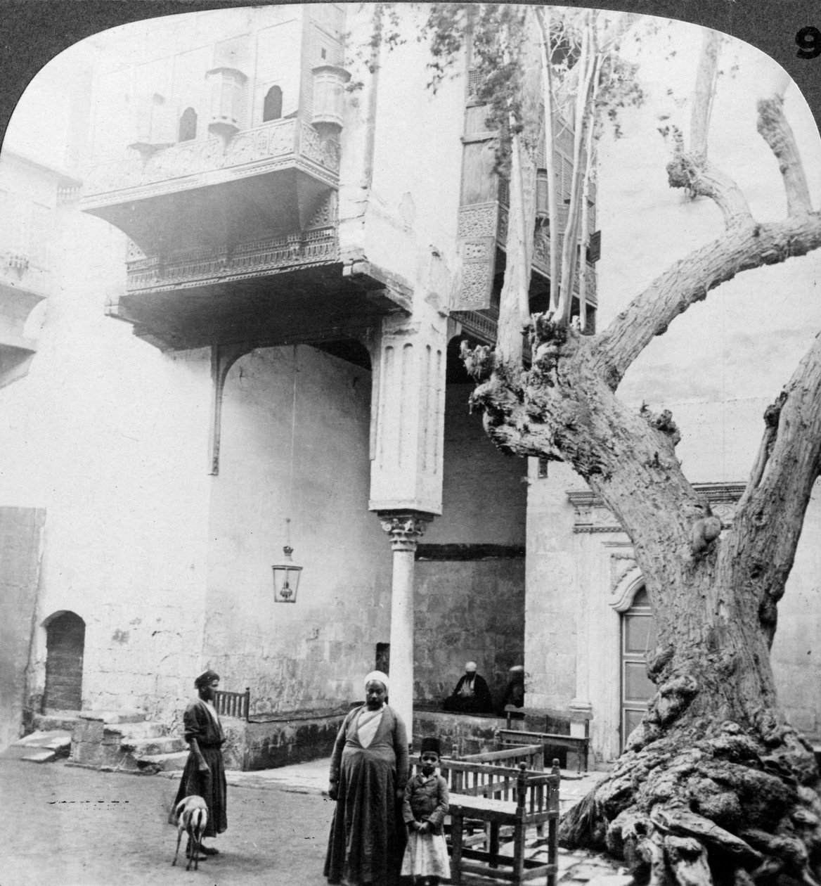 De haremramen in de binnenplaats van een rijk huis in Caïro, Egypte, 1905 door Underwood and Underwood