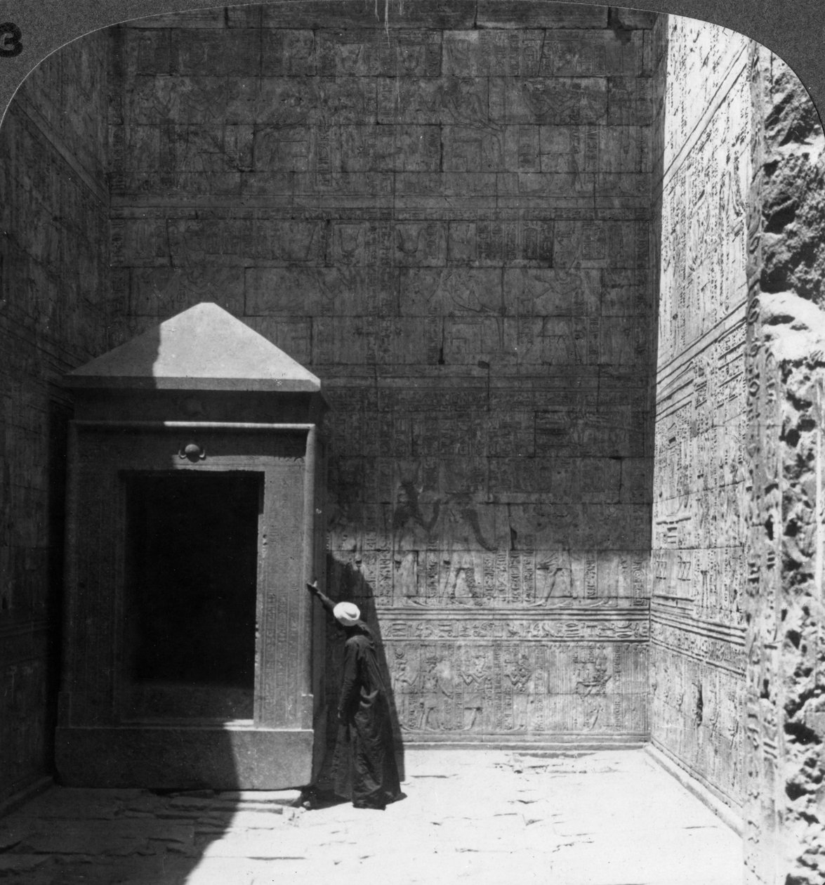 Het heilige der heiligen en schrijn voor het goddelijke beeld, Tempel van Edfu, Egypte, 1905 door Underwood and Underwood