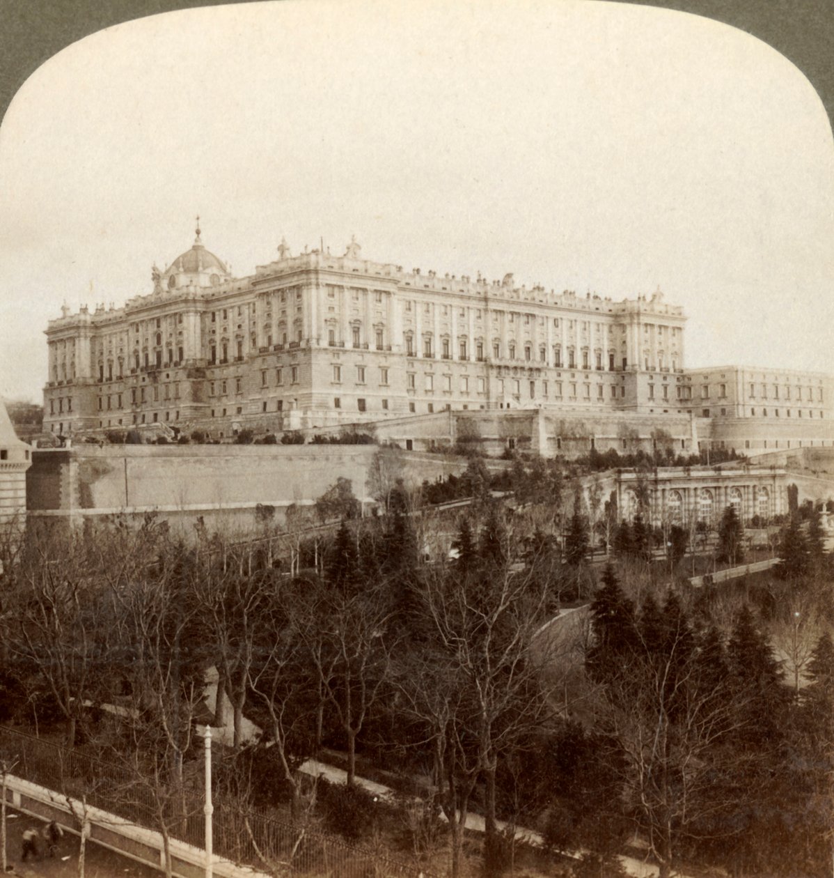 Het imposante Koninklijk Paleis en Koninklijk Park Campo del Moro...Madrid, Spanje, 1902 door Underwood and Underwood