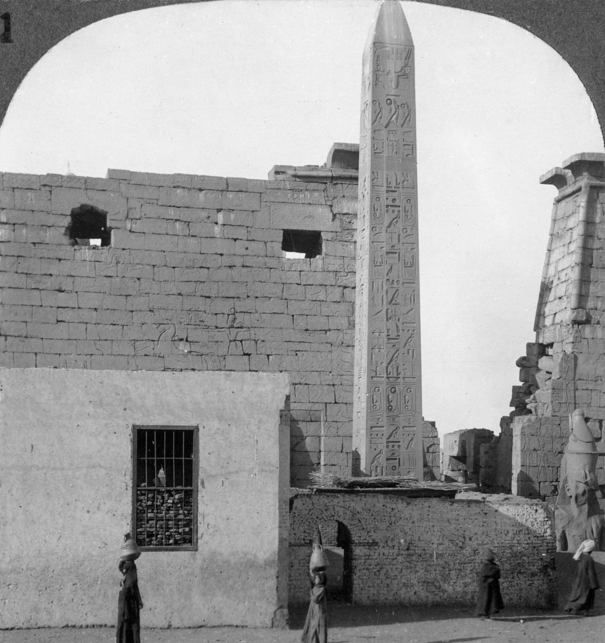 De obelisk van Ramses II en de voorkant van de Luxortempel, Thebe, Egypte, 1905 door Underwood and Underwood