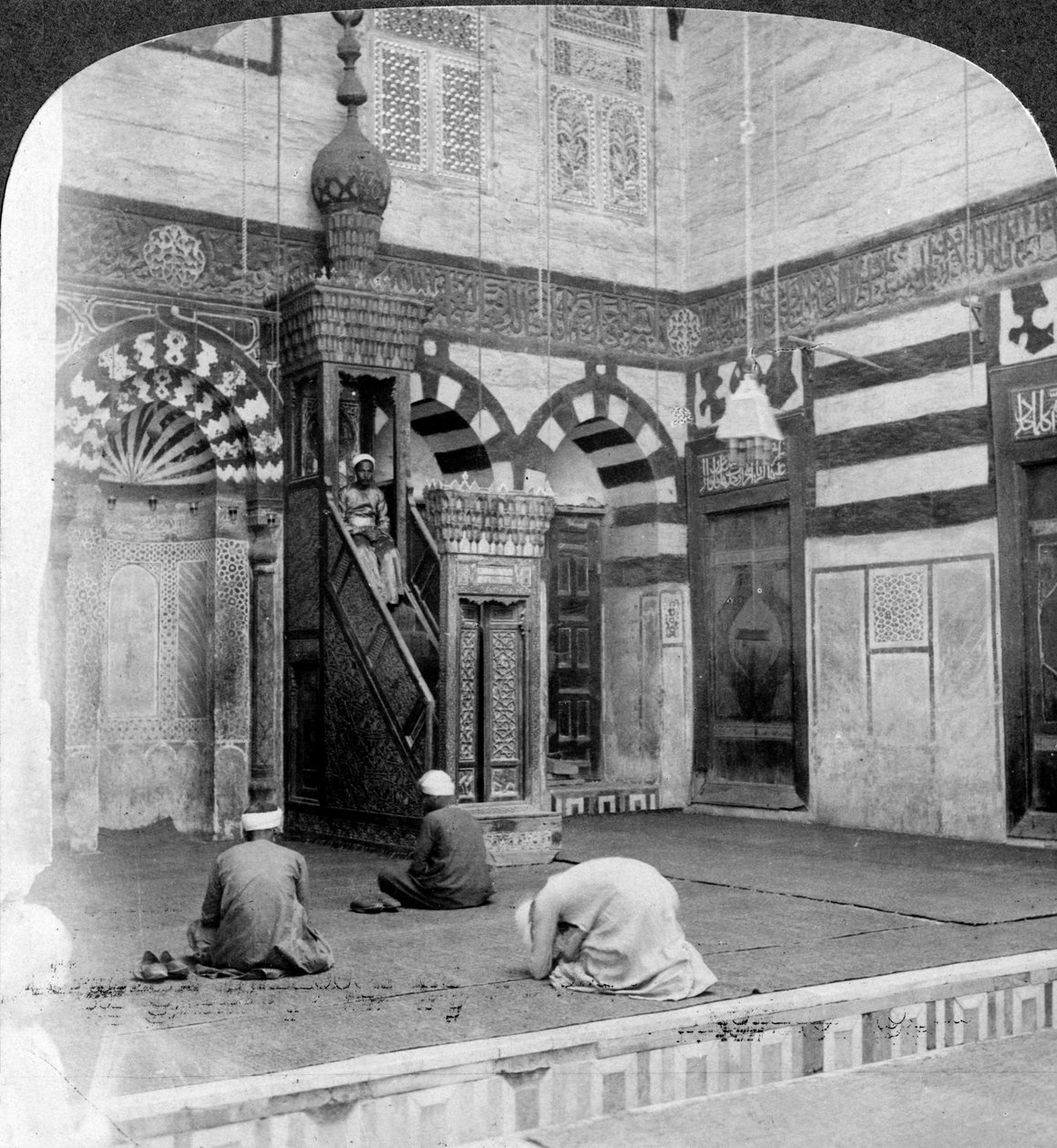 De gebedsnis en preekstoel in de grafmoskee van Kait Bey, Caïro, Egypte, 1905 door Underwood and Underwood