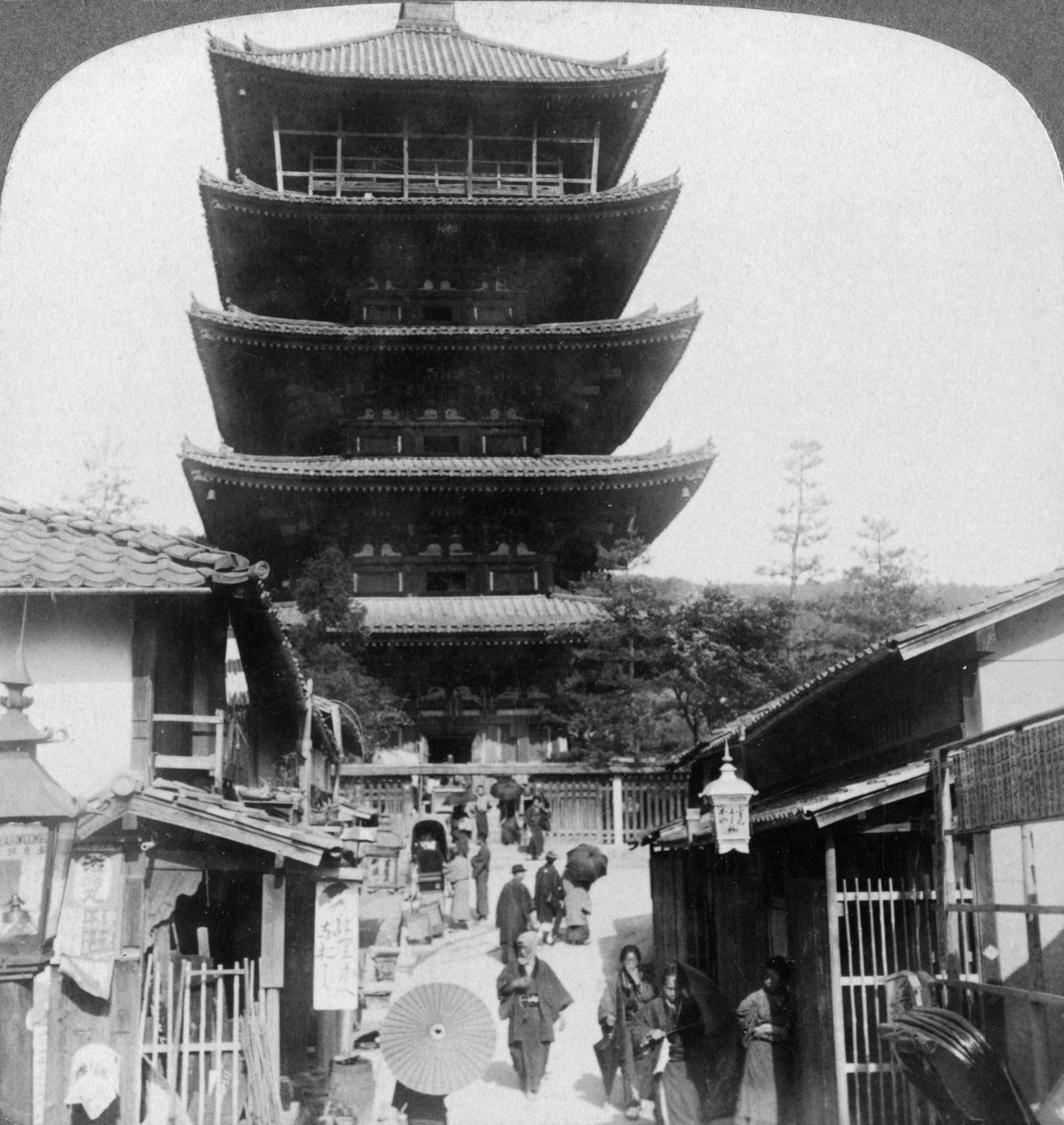 De westkant van de vijf verdiepingen tellende Yasaka-pagode, Kyoto, Japan door Underwood and Underwood