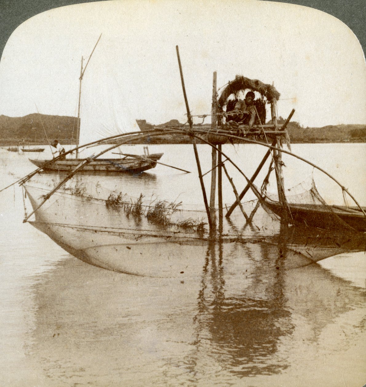 Arbeider van de zee, met zijn merkwaardig visnet, baai van Matsushima, Japan, 1904 door Underwood and Underwood