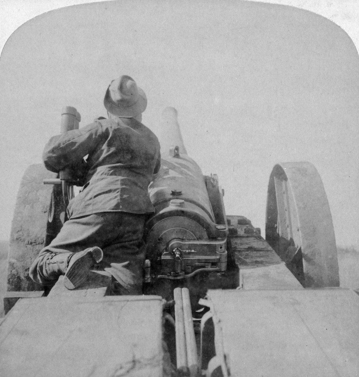 Training van een van HMS Monarchs 4.7 inch kanonnen op de Pretoria forten, Zuid-Afrika door Underwood and Underwood