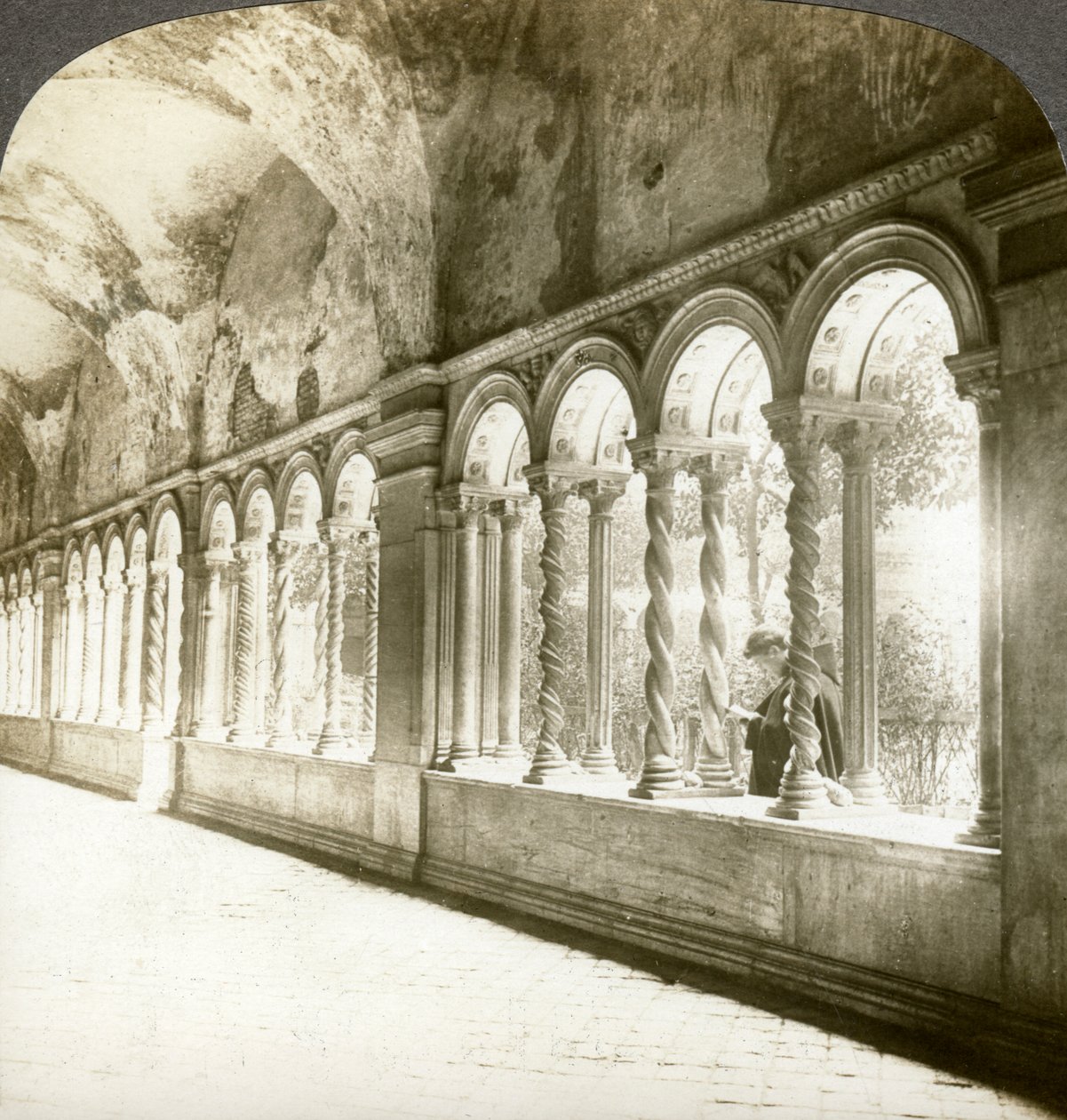 Gedraaide zuilen in de klooster, Basiliek van Sint Paulus Buiten de Muren, Rome, Italië door Underwood and Underwood