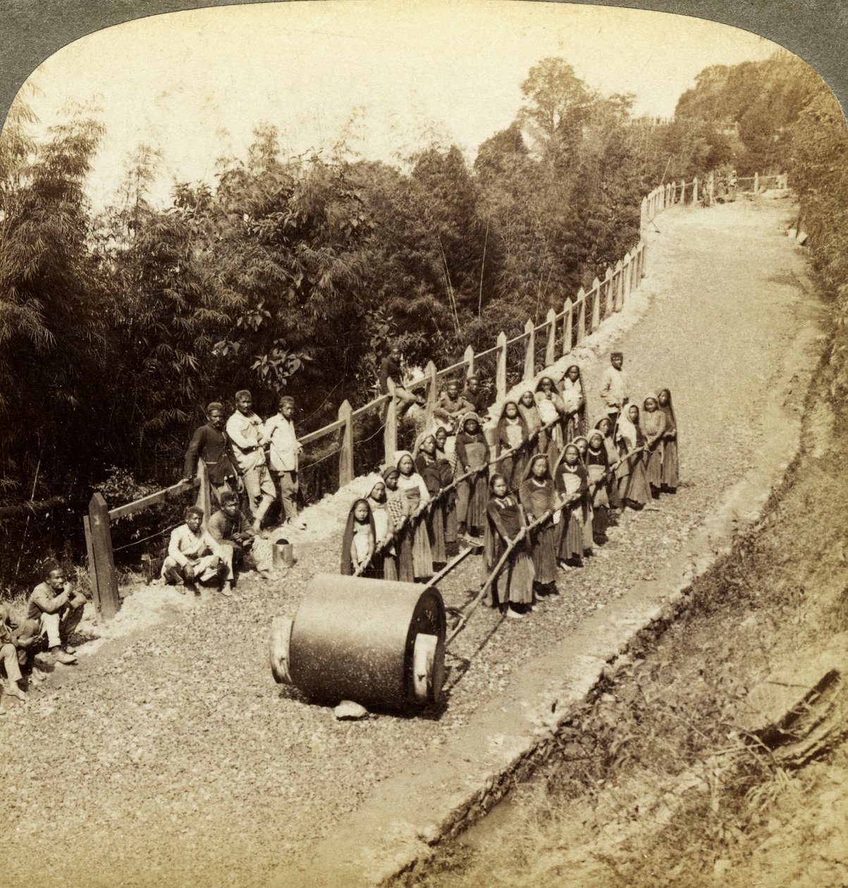 Vrouwen werken aan de Darjeeling Highway, India door Underwood and Underwood